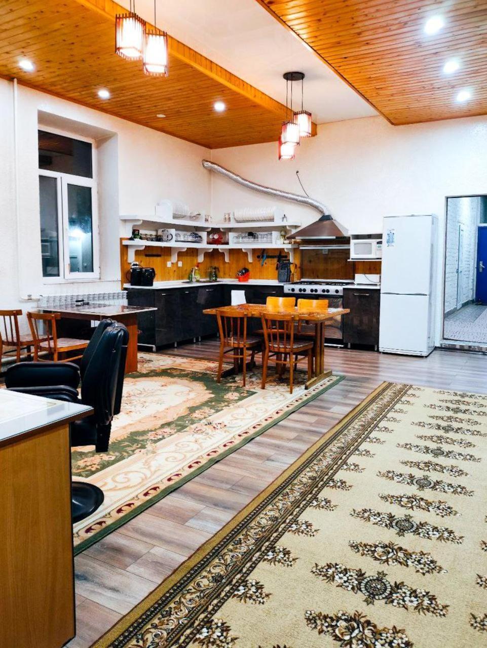 Urban Monkey Tent Hostel & Bar Karakol Luaran gambar