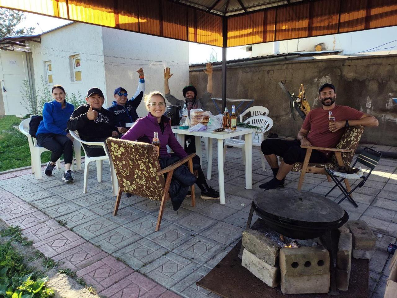 Urban Monkey Tent Hostel & Bar Karakol Luaran gambar