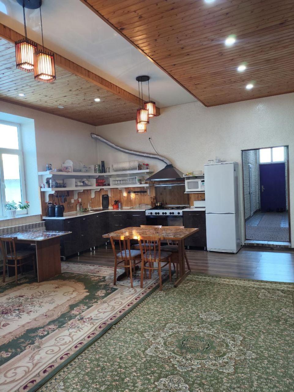 Urban Monkey Tent Hostel & Bar Karakol Luaran gambar